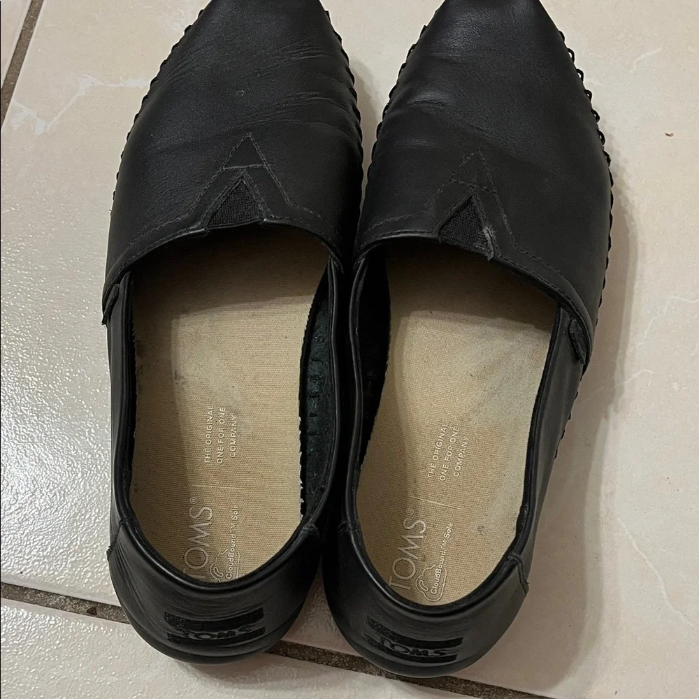 Toms Women's Black Leather Slip-On Loafers - Picture 7 of 8